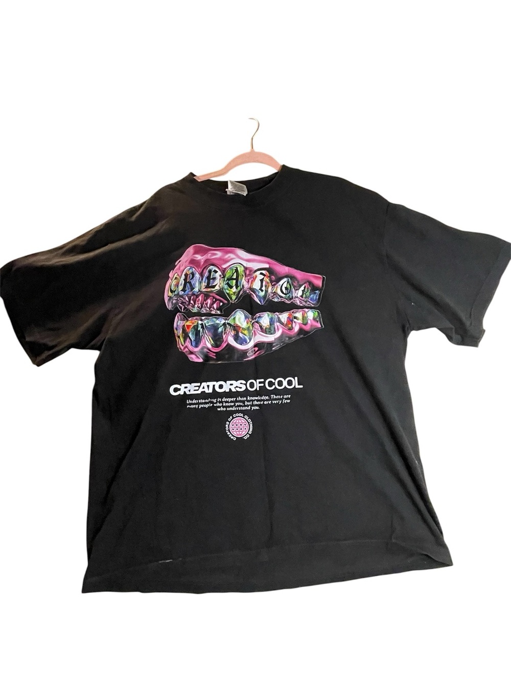 World Famous Heavyweight XL Black Graphic Tee with Colorful Lip Art